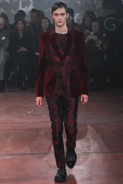 Look 16